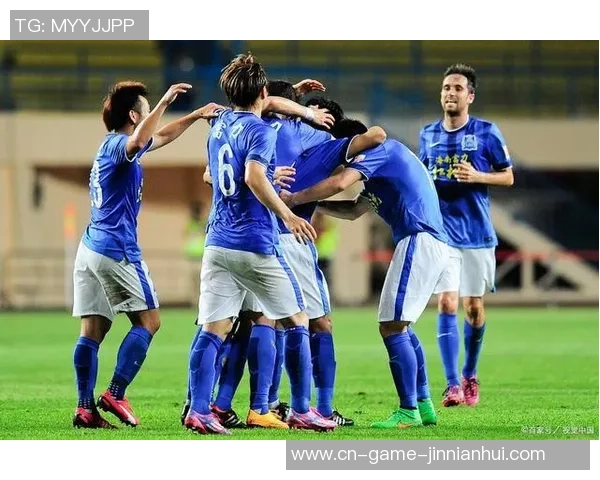 中超精彩对决大连一方迎战广州富力争夺三分激战正酣 中超精彩对决大连一方迎战广州富力争夺三分激战正酣